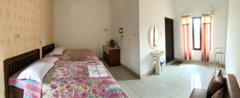 Grafika Hotel Dan Resto Gombong (Central Java) Exterior photo
